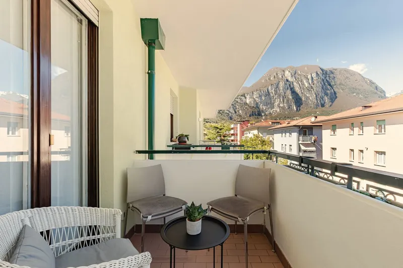 Balcony with chairs and a view of the mountains